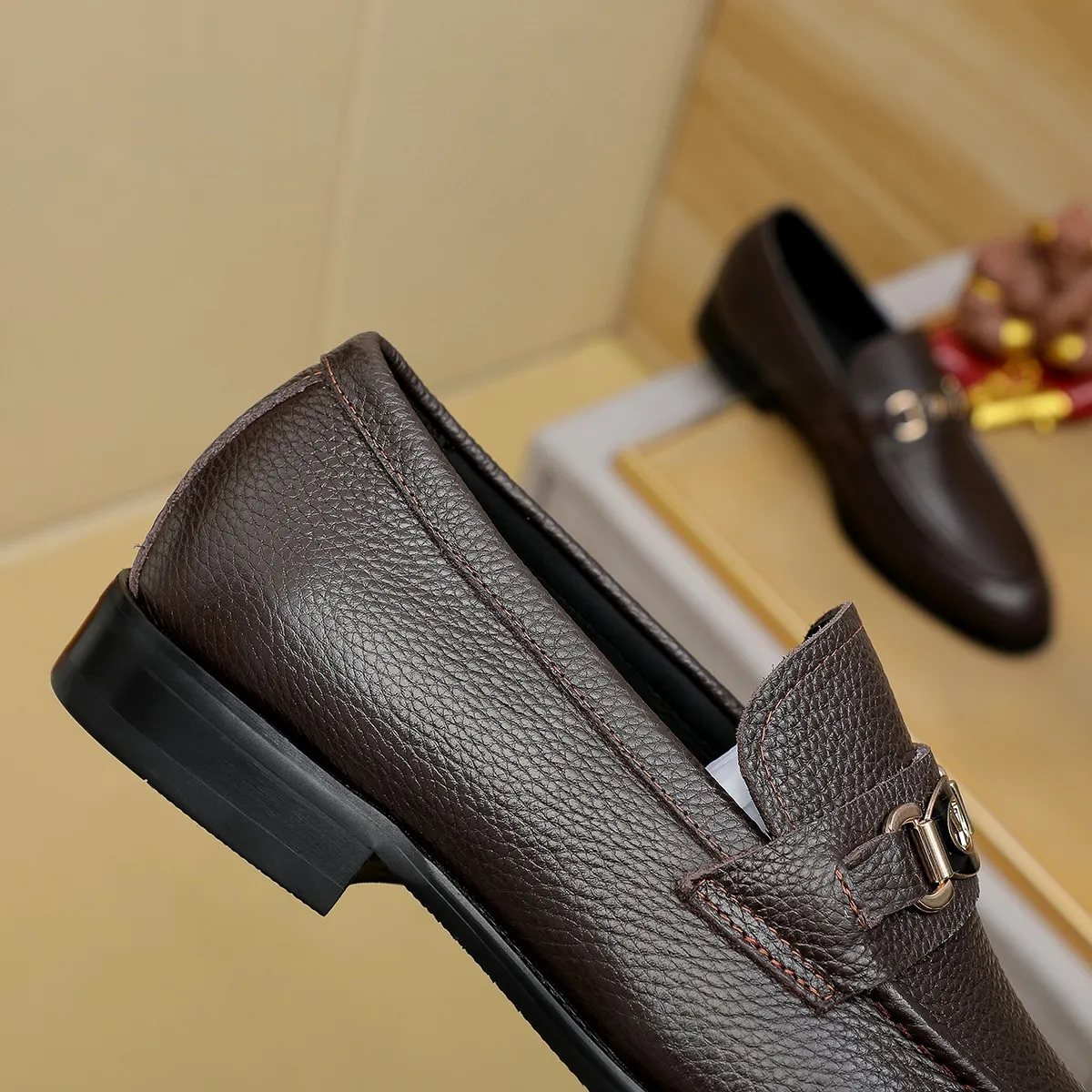 Men's shoes 💰 440💰 Louis Vuitton LV ® 🆕 model 🔛 full shoe counter, first layer cowhide, 🐂leather lining casual shoes for men, super soft outsole, a must-have for driving. The counter is synchronized with the original first layer cowhide, completely 1:1 mold customization 🌹 top version, color optional! Number: 38-44 (45.46 customized)